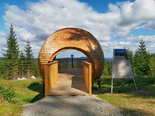  Hier öffnet sich der Blick über die Grenze nach
Tschechien. Auf dem Erlebnis-Wanderweg Nebelstein ist er mit
VISholo, einem speziellen Aussichtsgerät, inszeniert. Die Wanderer
erfahren Wissenswertes über die Orte im Nachbarland.
