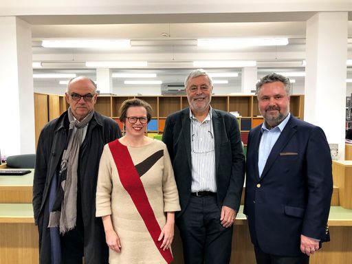  Universitätsbibliothek offiziell eröffnet: (v.l.) Adolf
Krischanitz (Architekt), Karin Harrasser (Vizerektorin für
Forschung, Kunstuniversität Linz), Helmut Konrad (emeritierter
Professor für Zeitgeschichte, Universität Graz) und Manfred Lechner
(Bibliotheksdirektor, Kunstuniversität Linz) © Julia Gschwendtner