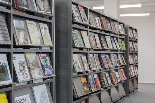 Vorschau Bild von Insgesamt 60.000 Bücher, Zeitschriften, Zeitungen, DVDs sowie
Abschlussarbeiten übersiedelten an den neuen Standort © Mark
Sengstbratl