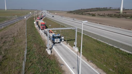  Der im Herbst 2018 eröffnete Verkehrskontrollplatz
bei Schrick verfügt (neben modernsten technischen Prüfanlagen) über
speziell entwickelte LKW Waagen (HHB01 und HHB02), bei denen die
Gewichtserfassung während der Überfahrt erfolgt.