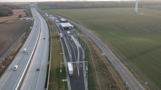 Vorschau Bild von Der im Herbst 2018 eröffnete Verkehrskontrollplatz
bei Schrick verfügt (neben modernsten technischen Prüfanlagen) über
speziell entwickelte LKW Waagen (HHB01 und HHB02), bei denen die
Gewichtserfassung während der Überfahrt erfolgt.