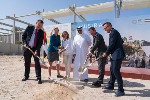 Spatenstich EXPO 2020 Österreichpavillon
(v.l.n.r.): Dr. Andreas Liebmann-Holzmann (Österreichs Botschafter
in den VAE) Dr. Katrin Theil (Referatsleiterin BMDW) Dr. Beatrix
Karl (Regierungskommissärin / Commissioner General Expo-Büro) Najeeb
Mohammed Al Ali (Executive Director Dubai Expo 2020 Bureau) Mag.
Richard Bandera (WKÖ-Wirtschaftsdelegierter AußenwirtschaftsCenter
Abu Dhabi) Mag. Helmut Döller (Projektleiter Expo-Büro)