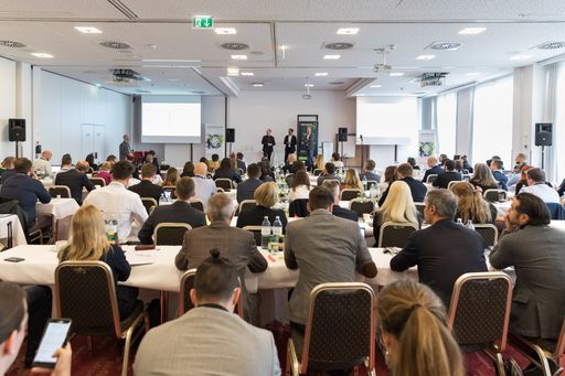 Vorschau Bild von Bei den Vorträgen und anschließenden Workshops
wurden spannende Keynotes und neue Insights in die
Direktbuchungsbranche präsentiert (Credit: MANFRED SODIA photography
- www.manfredsodia.com)