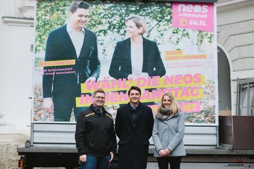 Vorschau Bild von NEOS Kandidat_innen vor Plakat