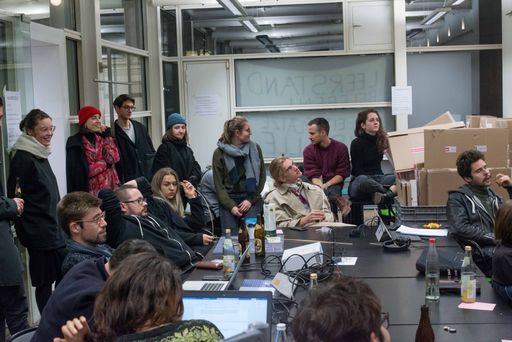 Die besetzenden Studierenden besprechen ihr weiteres Vorgehen