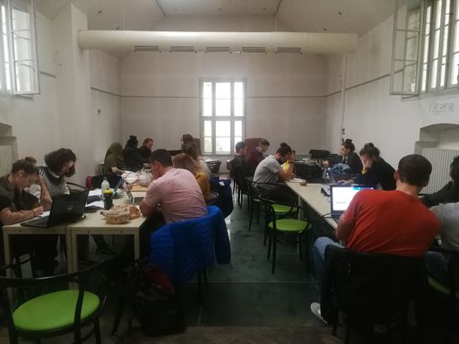 Vorschau Bild von Studierende arbeiten in dem besetzen Zeichensaal