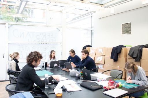 Vorschau Bild von Studierende Arbeiten an ihren Projekten