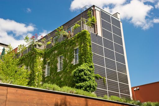 Vorschau Bild von PV Anlage - Energie aus erneuerbaren Quellen nimmt zu. Um die
dezentrale Energiegewinnung zu optimieren wird im Projekt der
nutzbringende Einsatz von Batteriespeichern erforscht.