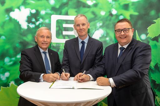 Vertragsunterzeichnung in Graz - 90 Millionen
„Grüne Finanzierung“ für Energie und Nachhaltigkeit:
EIB-Vizepräsident Andrew McDowell mit den Vorständen der Energie
Steiermark Christian Purrer (li) und Martin Graf (re.)