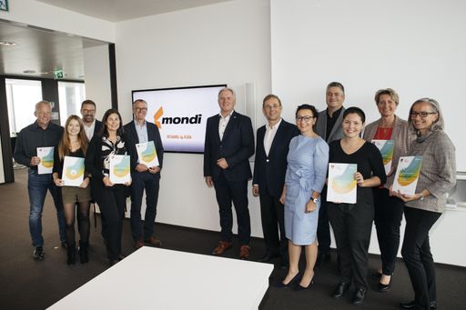 https://www.apa-fotoservice.at/galerie/21234 Erster
Gesundheitstag im Mondi Group Office in Wien Mit Mondi Group CEO
Peter Oswald, Betriebsratsvorsitzenden Wolfgang Knes und Ö1
Radiodoktor Ronny Tekal Auszeichnung der regionalen Gesundheitsteams