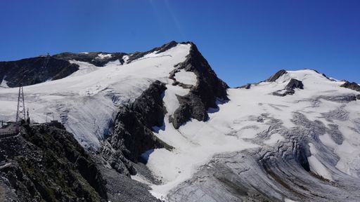  Falschmeldungen kolportieren die Sprengung des Linken
Fernerkogels im Zuge einer Verbindung von Pitztaler Gletscher und
Ötztaler Gletscher. In Wahrheit soll lediglich ein Felsgrat
begradigt werden, um darauf eine Liftstation zu errichten (siehe
Visualisierung rechter Bildbereich).