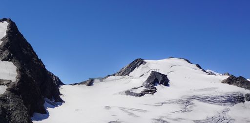Vorschau Bild von Geplante Seilbahnanlage, die zur Falschmeldung von der
„Gipfelsprengung“ geführt hat: Eine Zwischenstation soll neben einem
Felsgrat entstehen. Der Linke Fernerkogel – das Bergmassiv im
rechten Bildbereich – bleibt unangetastet.