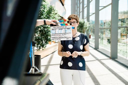 Annegret Kramp-Karrenbauer beim Dreh mit Masterplan.com. Weiterer
Text über ots und www.presseportal.de/nr/132059 / Die Verwendung
dieses Bildes ist für redaktionelle Zwecke honorarfrei.
Veröffentlichung bitte unter Quellenangabe: "obs/Masterplan.com/©
Maspterlan.com"