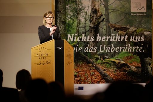 Vorschau Bild von Bundesministerin Maria Patek bei ihrer Festrede zum 15.
Nationalparks Austria MitarbeiterInnen-Tag