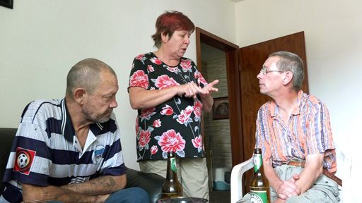 Rainer (li.), Kathrin und Totti (re.) Weiterer Text über ots und
www.presseportal.de/nr/6605 / Die Verwendung dieses Bildes ist für
redaktionelle Zwecke honorarfrei. Veröffentlichung bitte unter
Quellenangabe: "obs/RTLZWEI/RTL II"
