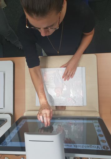 Barrierefreie Kunstvermittlung wird durch taktile
Reliefe und den Multimedia Guide des VRVis um mehrere Dimensionen
erweitert.