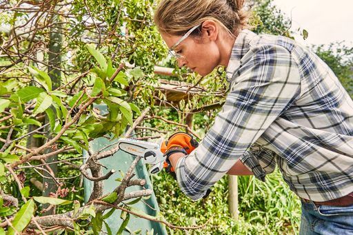  Grundstücks- und Gartenbesitzer brauchen handliche,
mobile, möglichst vielseitig einsetzbare Schneidewerkzeuge.