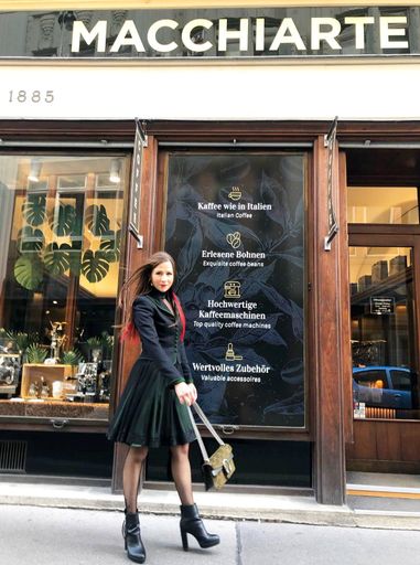 Mia Nova vor Macchiarte, Boutique für Kaffeekultur