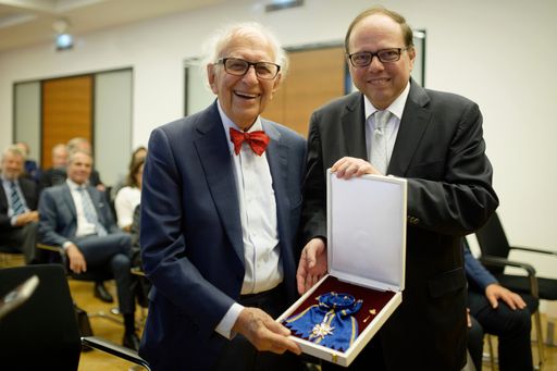 Eric Kandel (li.) und Ärztekammer-Präsident Thomas
Szekeres (re.) bei der Verleihung des Großen Ehrenzeichens am Bande
der Ärztekammer für Wien.