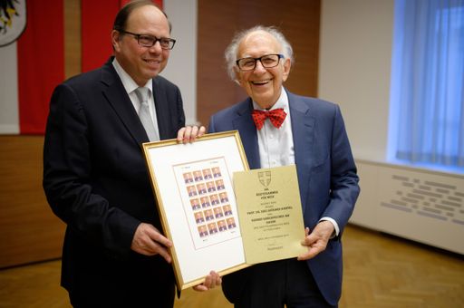 Vorschau Bild von Ärztekammer-Präsident Thomas Szekeres (li.) und
Eric Kandel (re.) bei der Verleihung des Großen Ehrenzeichens am
Bande der Ärztekammer für Wien.