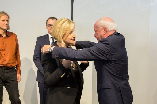 Vorschau Bild von Feierliche Übergabe der Amtskette von Reinhard
Kannonier an Brigitte Hütter (im Hintergrund zu sehen: die
Vizerektoren Frank Louis und Erik Aigner (v.l.))