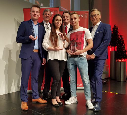 V.l.n.r.: Sebastian Hotwagner (Burgenland), Hartwig
Rinnerthaler (Obmann Sparte Handel WK Salzburg), #JSCI201-Siegerin
Lisa Götschhofer aus OÖ, Jörg Schielin (Leiter Bildungspolitischer
Ausschuss der WKÖ-Bundessparte Handel, Cyrill Eugster (Schweiz),
Handelsobmann Peter Buchmüller, WKÖ.