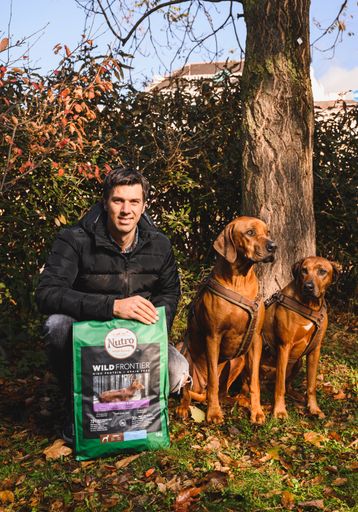 Olympiasieger und zweifacher Weltmeister Mario Matt mit seinen
Hunden Spades und Kena bei der Präsentation des neuen Hundefutters
"Nutro Feed Clean" am 7. November 2019 in Wien, Österreich. (c)
Stefan Fürtbauer für Getty Images / Nutro Feed Clean / Gesundes
Futter, Gesunder Hund. Weiterer Text über ots und
www.presseportal.de/nr/133832 / Die Verwendung dieses Bildes ist für
redaktionelle Zwecke honorarfrei. Veröffentlichung bitte unter
Quellenangabe: "obs/Mars Austria OG/(c) Stefan Fürtbauer für Getty
Images"