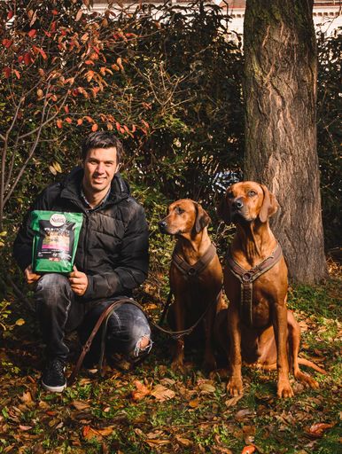 Vorschau Bild von Olympiasieger und zweifacher Weltmeister Mario Matt mit seinen
Hunden Spades und Kena bei der Präsentation des neuen Hundefutters
"Nutro Feed Clean" am 7. November 2019 in Wien, Österreich. (c)
Stefan Fürtbauer für Getty Images / Nutro Feed Clean / Gesundes
Futter, Gesunder Hund. Weiterer Text über ots und
www.presseportal.de/nr/133832 / Die Verwendung dieses Bildes ist für
redaktionelle Zwecke honorarfrei. Veröffentlichung bitte unter
Quellenangabe: "obs/Mars Austria OG/(c) Stefan Fürtbauer für Getty
Images"