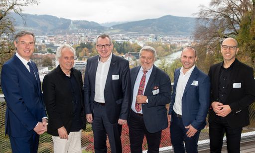  Die Referenten der von den beiden Unternehmen Knauf
und Knauf Insulation organisierten Wohnbauveranstaltung in Innsbruck
(v.l.n.r.): Udo Klamminger, Prof. Dietmar Eberle, Mag. Johannes
Tratter, KR Otto Ordelt, DI Hannes Reichelt und Dr. Wolfgang
Andexlingeru OTS -