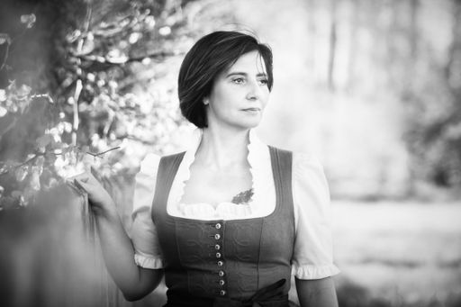 Vorschau Bild von Moderatorin Christine Wieser liest bei der Veranstaltung 'Pfiat
di Gott Christkindl!' zu Maria Lichtmess