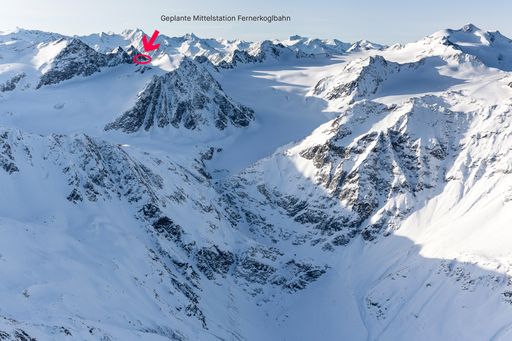 Der rot markierte Bereich zeigt den tatsächlich geplanten
Standort für die Zwischenstation der Seilbahn 10EUB Fernerkogel II
und III. Das Bild zeigt klar die von Gegnern in Umlauf gebrachten
und haltlos überzeichneten Darstellungen von Größenrelationen.