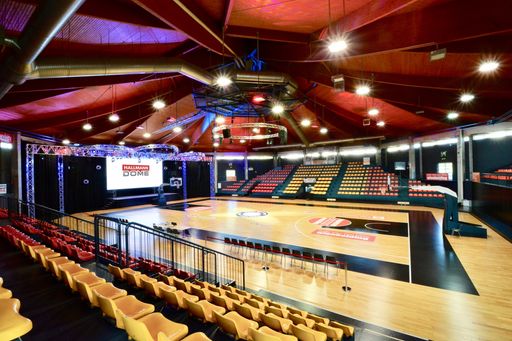  Das ehemalige Budocenter, jetzt Hallmann Dome,
präsentiert sich als moderne Event Arena für bis zu 1.399 Personen.