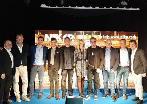 Vorschau Bild von Im Bild v.l.: Sepp Adlmann (GF Adlmann Promotion),
Michael Poot (GF Travel Partner - Buspaketpartner), Mag. Patrik
Weitzer (GF Veranstalter GEO Reisen), Edward Mauritius Münch
(Dirigent), Josef Düregger (Pianist, Arrangements & langjähriges
Bandmitglied), Karin Candussi (Lebensgefährtin von NIK P.), NIK P.
(Nikolaus Presnik), Ralf Tonitz (Tourmanager), Georg Steiner (Travel
Partner), Robert Stepar (Showpartner und Technik-Chef)