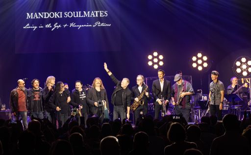 Mandoki Soulmates ; 7.11.2019 , München , Circus Krone ; Chris
Thompson , Jesse Siebenberg , Mike Stern , Tony Carey , Bobby
Kimball , Leslie Mandoki , Nick Van Eede , John Helliwell , Till
Brönner , Ranndy Brecker ; Bill Evans / Standing Ovations für
Mandoki Soulmates. Weiterer Text über ots und
www.presseportal.de/nr/114706 / Die Verwendung dieses Bildes ist für
redaktionelle Zwecke honorarfrei. Veröffentlichung bitte unter
Quellenangabe: "obs/Red Rock Production/Thomas Trachsel"