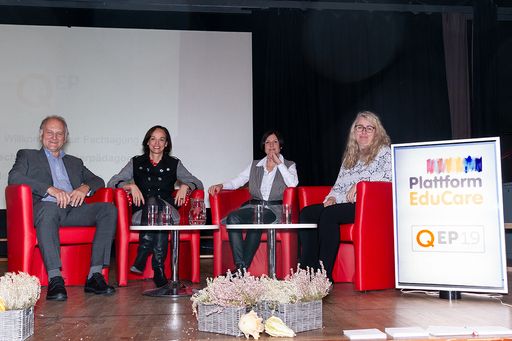 v.l.n.r. Mag. Dr. Günter Lueger, Gründer und Leiter
des Potenzialfokus Centers, Mag. Dr. Sonja Hammerschmid, Abgeordnete
zum Nationalrat, Mag. Bettina Wachter, Sprecherin der Plattform
EduCare und Univ.-Prof. Dr. Cathrine Walter-Laager, Universität
Graz, Vizerektorin und Leiterin des Instituts für
Erziehungswissenschaften