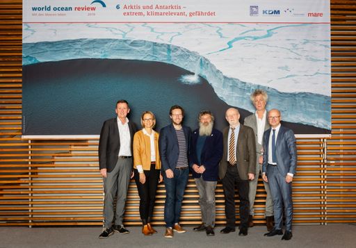  v.l.n.r.: Dr. Volker Rachold (Leiter Deutsches Arktisbüro am
Alfred-Wegener-Institut, Helmholtz-Zentrum f. Polar- und
Meeresforschung), Prof. Dr. Nele Matz-Lück (Sprecherin Future Ocean
Netzwerkes u. Seerechtsexpertin am Walther-Schücking-Institut), Jan
Philipp Albrecht (Minister f. Energiewende, Landwirtschaft, Umwelt,
Natur u. Digitalisierung Schleswig-Holstein), Prof. Dr. Ulrich
Bathmann (Direktor d. IOW u. Vors. d. Konsortiums Deutsche
Meeresforschung), Prof. Dr. Hans-Otto Pörtner (Meeresbiologe am
Alfred-Wegener-Institut, Helmholtz-Zentrum f. Polar- und
Meeresforschung, Ko-Vorsitzender d. Arbeitsgruppe 2 zu Folgen,
Anpassung u. Vulnerabilität, IPCC), Nikolaus Gelpke (Verleger
mareverlag, WOR-Initiator), Karsten Schwanke (Meteorologe u.
Moderator) / Die Verwendung dieses Bildes ist für redaktionelle
Zwecke honorarfrei. Veröffentlichung bitte unter Quellenangabe:
"obs/maribus gGmbH/Michael Bennett"