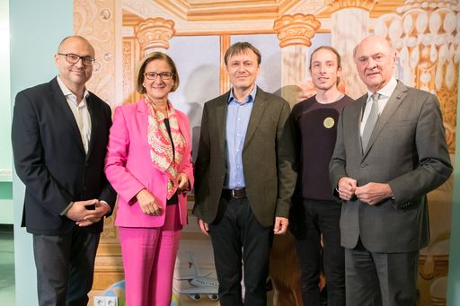 https://www.apa-fotoservice.at/galerie/16912 Gottfried
Gusenbauer, künstlerischer Direktor Karikaturmuseum Krems, Johanna
Mikl-Leitner, Landeshauptfrau NÖ, Bruno Haberzettl, Karikaturist,
Max Nutz, Fridays for Future, Erwin Pröll, Landeshauptmann a.D.