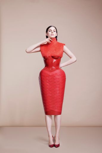 Vorschau Bild von Marina Hoermanseder, "Hour Glass Vase 1", FW 15/16 Model: Irma
Spies; Styling: Nina Petters; Hair and Make Up: Patrick Glatthaar;
Art Direction & Graphic Design: Esther Schwarz; Postproduction: px1
Berlin; Location: DDR Museumswohnung