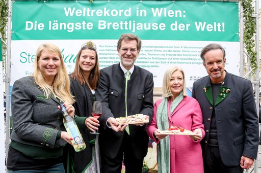 Elisabeth Hakel, Obmann-Stv. des Vereins der
Steirer in Wien, die amtierende Weinkönigin der Steiermark Katrin
die Erste, Mag. Andreas Zakostelsky, Obmann des Vereins der Steirer
in Wien, Edith Müller, Obmann-Stv. des Vereins der Steirer in Wien
und Mag. Guido Jaklitsch, Obmann des Tourismusregionalverbandes Süd-
& Weststeiermark (v.l.n.r.).