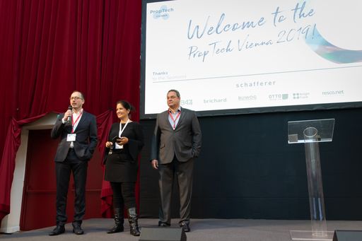  v.l.n.r.: Jörg Buss, Julia Arlt und Hannes Ambacher
(apti-Vorstand) bei der Begrüßung. Die Verwendung der Bilder ist für
redaktionelle Zwecke bei Nennung des Credits „Jana Madzigon/epmedia“
honorarfrei.