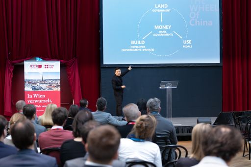 Vorschau Bild von Keynote Speaker und Experte Hongqi Guo bei seinem
Vortrag „Urbanization: China is running.“ Die Verwendung der Bilder
ist für redaktionelle Zwecke bei Nennung des Credits „Jana
Madzigon/epmedia“ honorarfrei.