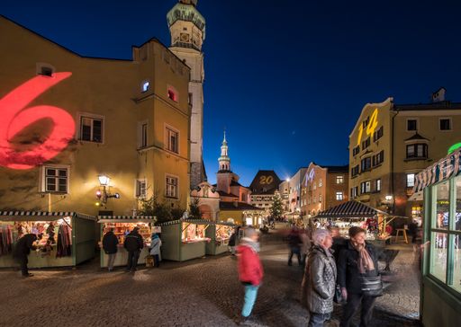  Stimmungsvoller Advent in Hall in Tirol: Der bunte
Adventkalender an den denkmalgeschützten Häuserfassaden verleiht der
Altstadt ein besonderes Flair.