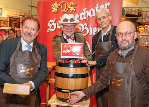 Bieranstich mit dem Schwechater Zwickl: Harald Leupold vom
Restaurant "Zum Leupold", Bierpapst Conrad Seidl, Schwechater
Braumeister Andreas Urban, Gerhard Müller vom Gasthaus "Zum
Holunderstrauch"