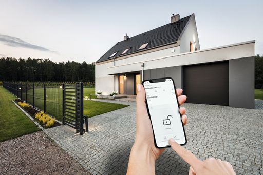 Die Gira Smart Home App ermöglicht die mobile
Kontrolle des Gira Sicherheitssystems Alarm Connect – zu Hause und
unterwegs.