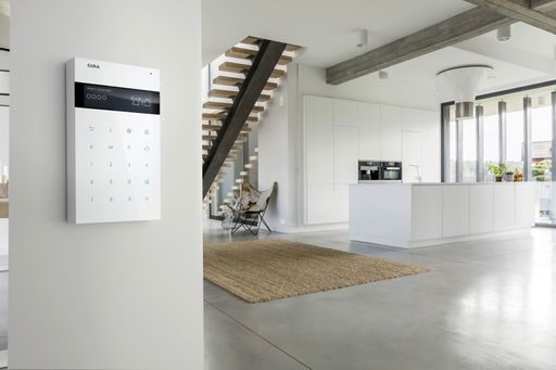 Vorschau Bild von Das neue Gira Sicherheitssystem Alarm Connect ist
ein zentrales und durchgängiges Funk-Alarmsystem für alle Lebens-
und Wohnbereiche. Abgebildet ist die Funk Bedieneinheit in Reinweiß
glänzend.