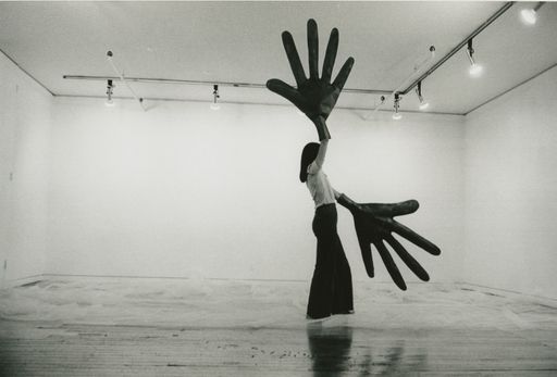 Sylvia Palacios Whitman performing Green Hands
(1977), Foto: Babette Mangolte