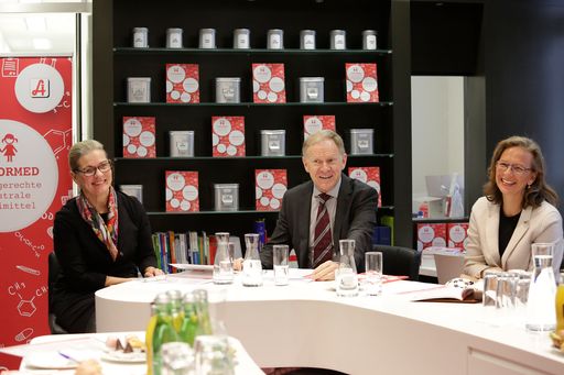 https://www.apa-fotoservice.at/galerie/21353 Foto v.li.na.re:
Mag. pharm. Dr. Ulrike Mursch-Edlmayr (Präsidentin Österreichische
Apothekerkammer), Prim. Univ. Prof. Dr. Wolfgang Sperl
(Vizepräsident der Österreichischen Gesellschaft für Kinder- und
Jugendheilkunde (ÖGKJ), Mag. Monika Aichberger (Vizepräsidentin
Österreichische Apothekerkammer - Landesgeschäftsstelle
Oberösterreich)