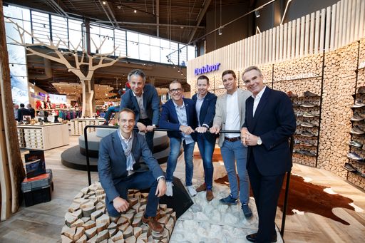  12.11.2019, AUT, Shopping Center West, Graz,
ERÖFFNUNG INTERSPORT TSCHERNE, im Bild von links: Martin Wittigayer
(Centermanager Center West), Stadtrat Kurt Hohensinner, Harald
Tscherne (GF Intersport Tscherne), Thorsten Schmitz (Intersport
Österreich), Benni Raich (Gesellschafter Flip Lab), Rainer Burian
(Eigentümer Center West); FOTOCREDIT: ERWIN SCHERIAU..WICHTIGER
HINWEIS: Der Auftraggeber wird darauf hingewiesen, dass der Fotograf
keine gesonderten Vereinbarungen mit den abgebildeten Personen oder
mit den UrheberInnen abgebildeter Werke getroffen hat. Ausdrücklich
wird daher auf die einschlägigen, insbesondere
persönlichkeitsrechlichen Bestimmungen des Urheberrechtsgesetzes
verwiesen, die vom Auftraggeber unter eigener Verantwortung zu
beachten sind.