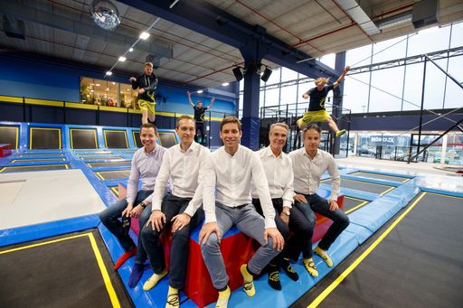 Vorschau Bild von 12.11.2019, AUT, Shopping Center West, Graz,
ERÖFFNUNG FLIP LAB, im Bild von links: Thorsten Schmitz (Intersport
Österreich), Martin Wittigayer (Centermanager Center West), Benni
Raich (Gesellschafter Flip Lab), Rainer Burian (Eigentümer Center
West) und Stadtrat Kurt Hohensinner ; FOTOCREDIT: ERWIN
SCHERIAU..WICHTIGER HINWEIS: Der Auftraggeber wird darauf
hingewiesen, dass der Fotograf keine gesonderten Vereinbarungen mit
den abgebildeten Personen oder mit den UrheberInnen abgebildeter
Werke getroffen hat. Ausdrücklich wird daher auf die einschlägigen,
insbesondere persönlichkeitsrechlichen Bestimmungen des
Urheberrechtsgesetzes verwiesen, die vom Auftraggeber unter eigener
Verantwortung zu beachten sind.