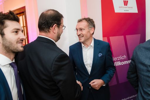 Vorschau Bild von WB-Landesobmann Manfred Rosenstatter (r.) hieß die
zahlreichen neuen Mitglieder im WB Salzburg herzlich willkommen.